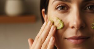 Domowe sposoby na nawilżenie suchej skóry twarzy: Proste triki!