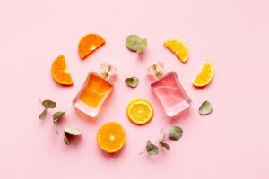 Tajemnica zmienionych zapachów: dlaczego Twoje ulubione perfumy damskie pachną inaczej?