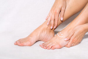 Jak skutecznie nawilżać bardzo suchą skórę przez cały rok